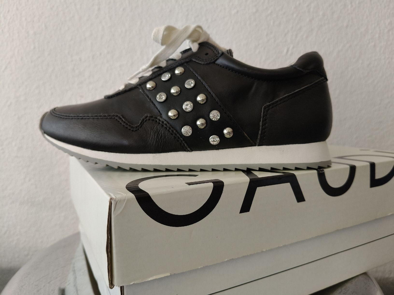 Scarpe da donna: GAUDI sneakers black leather size 37 studs new – Nuovo e nell'imballaggio originale da Zürich venduto da sha_vw65 1