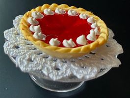 Erdbeertorte auf Glasplatte mit Fuss f/Puppenstuben. Handarb