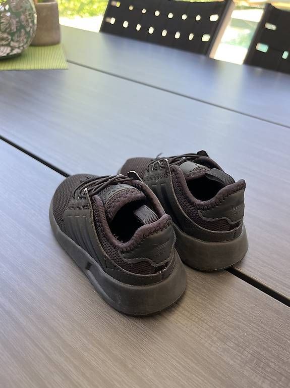 Scarpe per ragazzi: Scarpe adidas bimbo numero 23 – Usato da Losone venduto da Cla-e-Ale 1