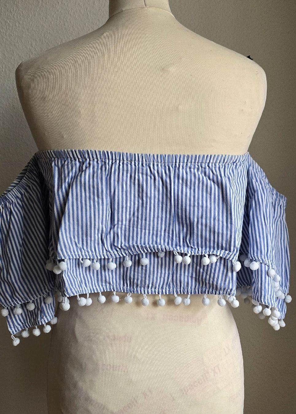 Top: Top épaules dénudées à rayures bleues et avec pompons – Usato da Genève venduto da Saleena 1