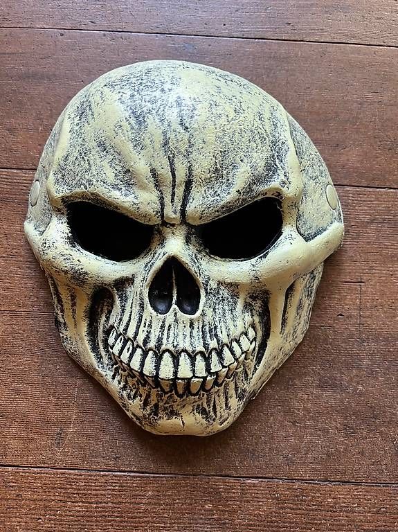 Masques: Halloween Masken plus Beil – D'occasion à Zürich par cat 2