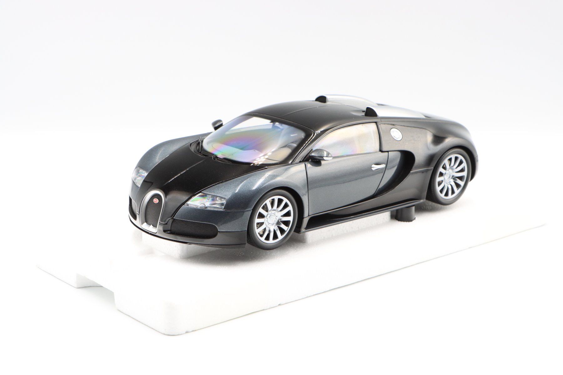 Bugatti Voitures modèles: Bugatti Veyron 2009 1:18 Minichamps – Neuf avec emballage d'origine à Bühl b.Aarberg par modelldiecast 3