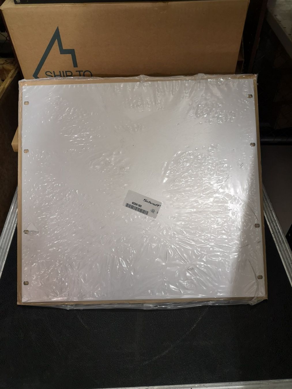 Supporti a parete: 19'' 10HE Frontblende (Schroff 40304083) – Usato da Dübendorf venduto da e-schop24