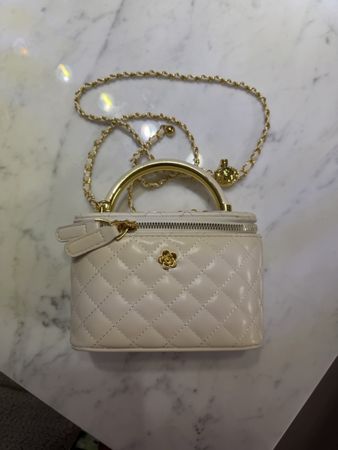 Borsa bianca con catena dorata ✨