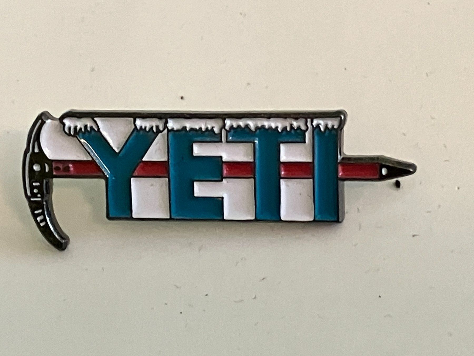 Placchette & Badge: 1 Pin Yeti – Usato da Basel venduto da djwwpp