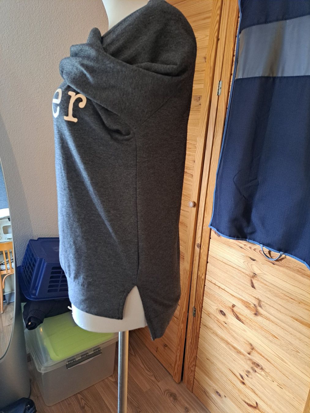 Maglioni & Felpe: Damen Pullover grau Serial Chiller Aufdruck – Usato da Rafz venduto da MuriFinn 2