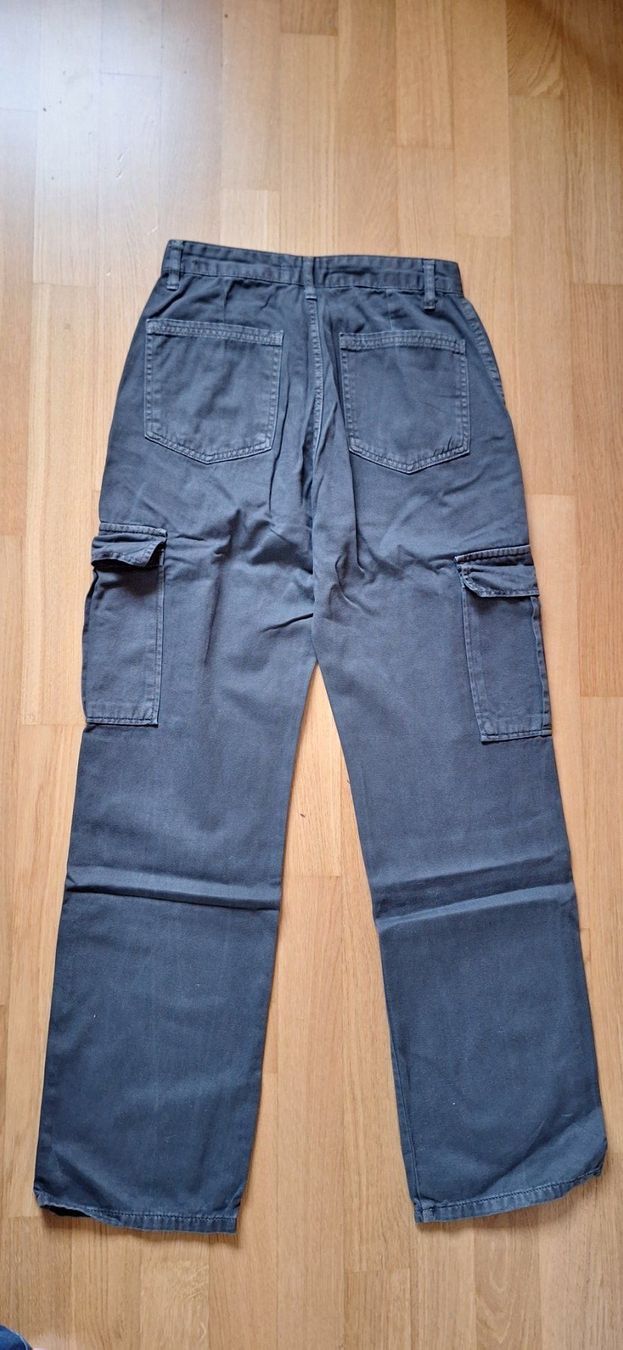 Stradivarius Pantaloni: Stradivarius, pantalon cargo, gris – Nuovo (secondo la descrizione) da Lussery-Villars venduto da pousinete02 1