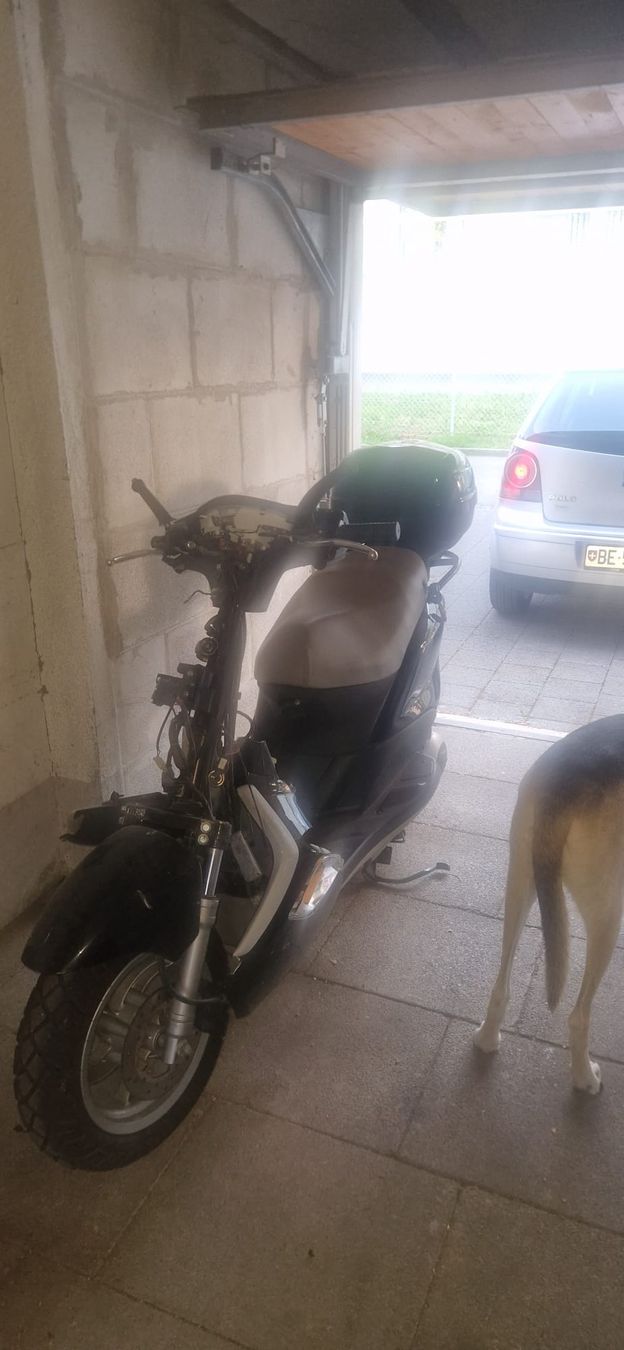 Piaggio Scooter: Piaggio Fly 125, Roller defekt inkl. Topcase ab 1.- – Difettoso da Biel/Bienne venduto da YVNES 3