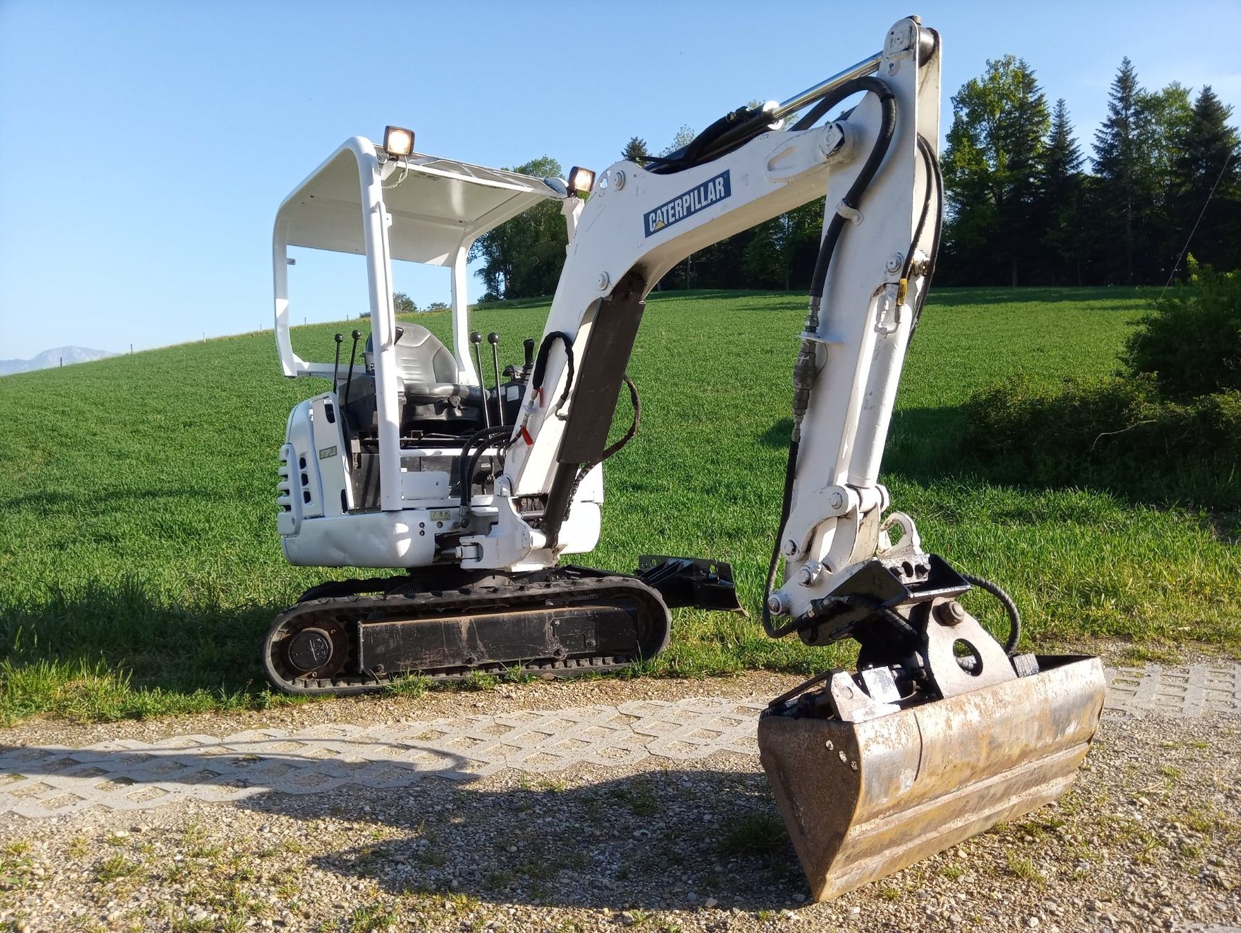 Caterpillar Escavatori: Bagger Mieten 2To.Caterpillar – Usato da Menznau venduto da Keniakimbo 4
