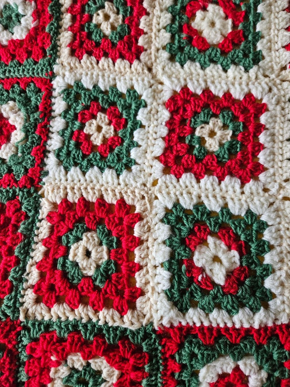 Coperte: Couverture crochet faite main couleurs d hiver! granny patch – Nuovo (secondo la descrizione) da Thônex venduto da lacomtessedesfees 2