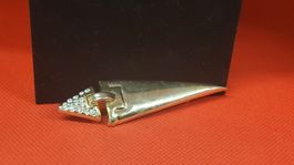 Modische Brosche, goldfarben mit Strass,
