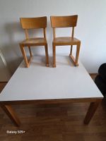 1 grossen Basteltisch und 2 Kinderstühle Holz gebraucht