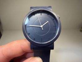 Schlichte Armbanduhr, neuwertig, sportlich-elegant!
