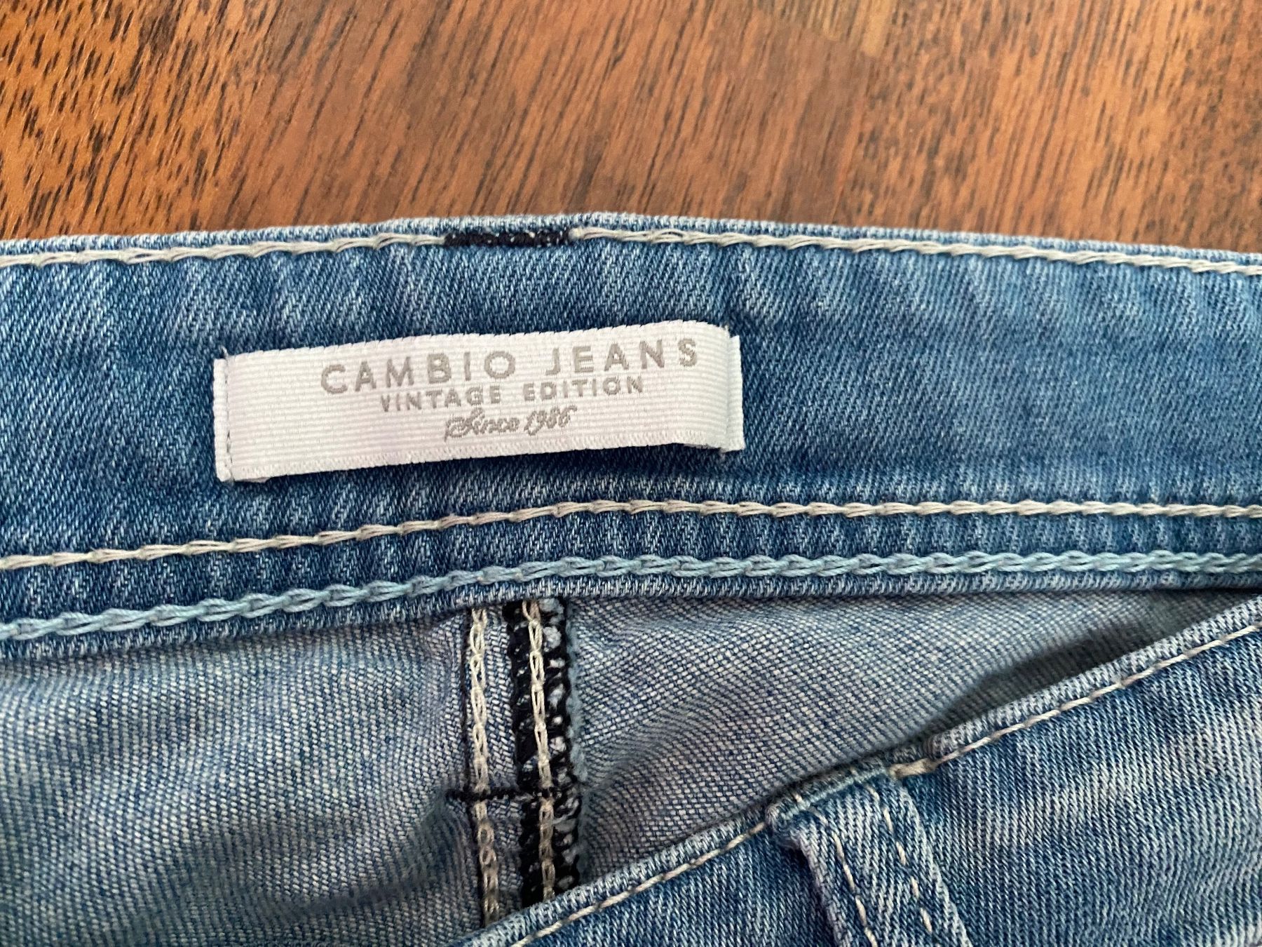 Cambio Jeans: Kurze Jeans von Cambio, Capri, Grösse 36 – Usato da Stadel b. Niederglatt venduto da sandart 1