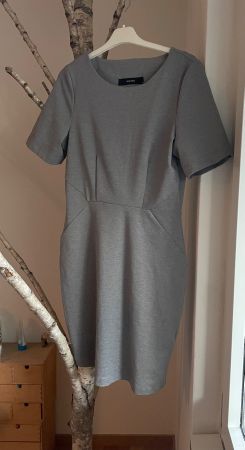 Graues Stretch-Damenkleid von Vero Moda mit kurzen Ärmeln