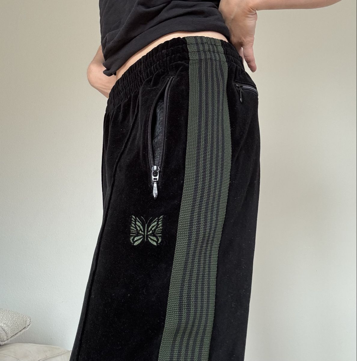 Pantaloni: Needles Velours Trackpants XS – Usato da Zürich venduto da edit_closet