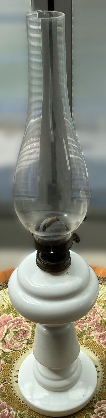 Lampade: Antike Petroleumlampe aus Opalglas & Kosmos Brenner – Usato da Luzern venduto da FeU