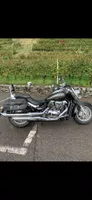 Moto Suzuki Intruder 1500 grigio con borse laterali