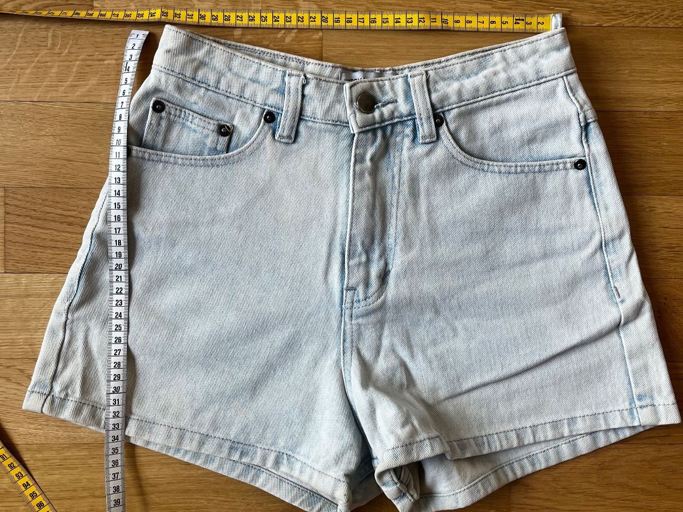Jeans: Short en jeans – Usato da La Tour-de-Trême venduto da lol_85kj 1