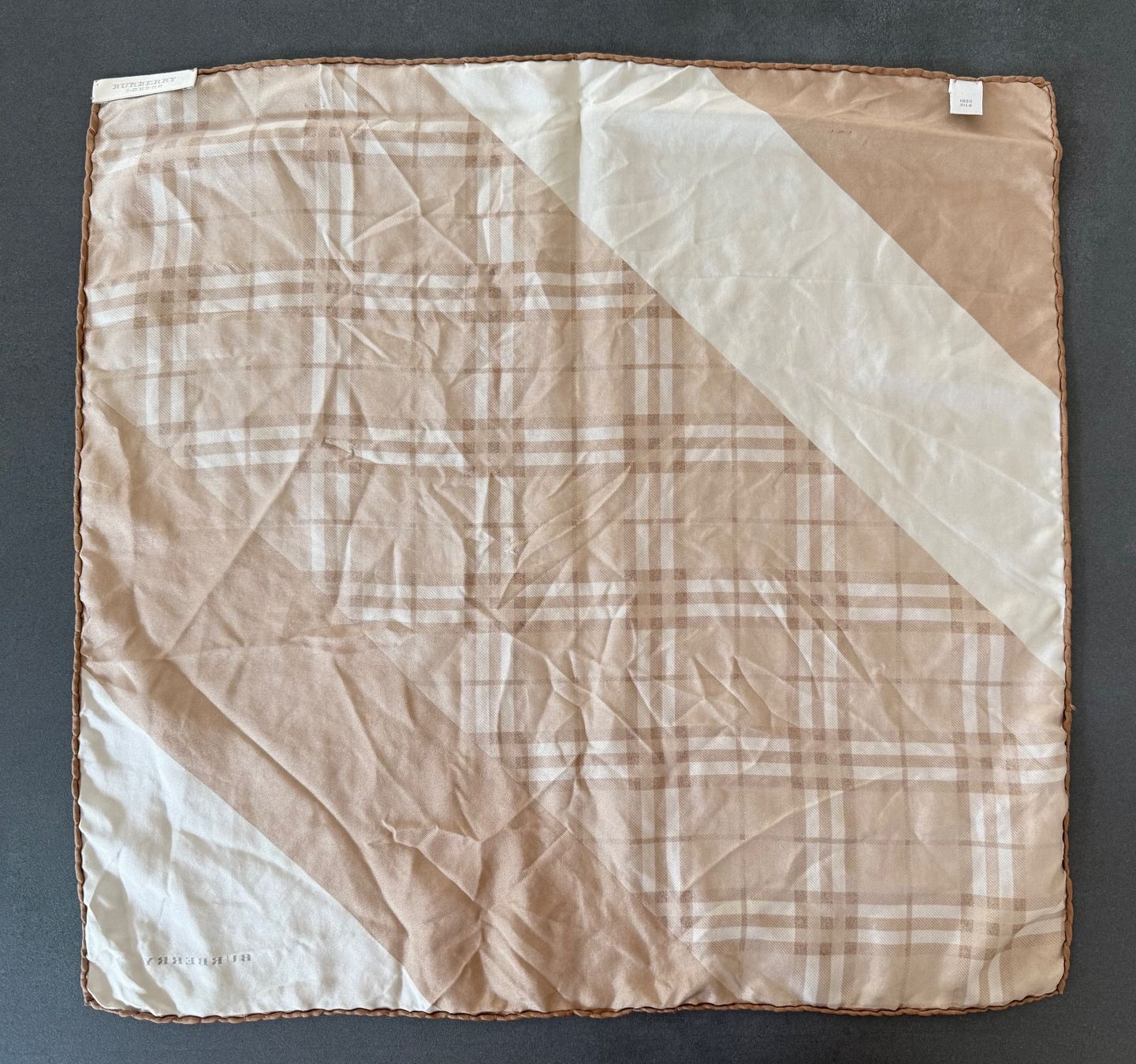 Burberry Foulards, Tücher & Schals: Burberry Silk Printed Scarf – Gebraucht aus Contone von Chaos76 1