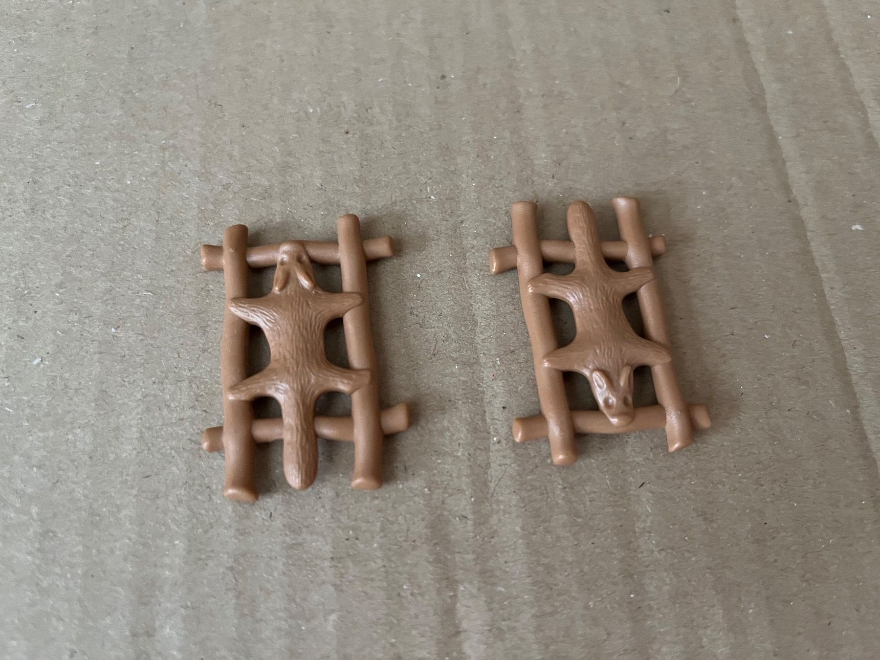 Playmobil Giocattoli: Playmobil 2x Biberfell auf Rahmen – Usato da Ostermundigen venduto da bibi511
