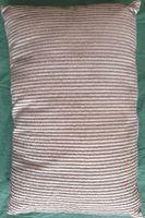 Beiges Dekokissen, gestreift, ca. 50x30cm