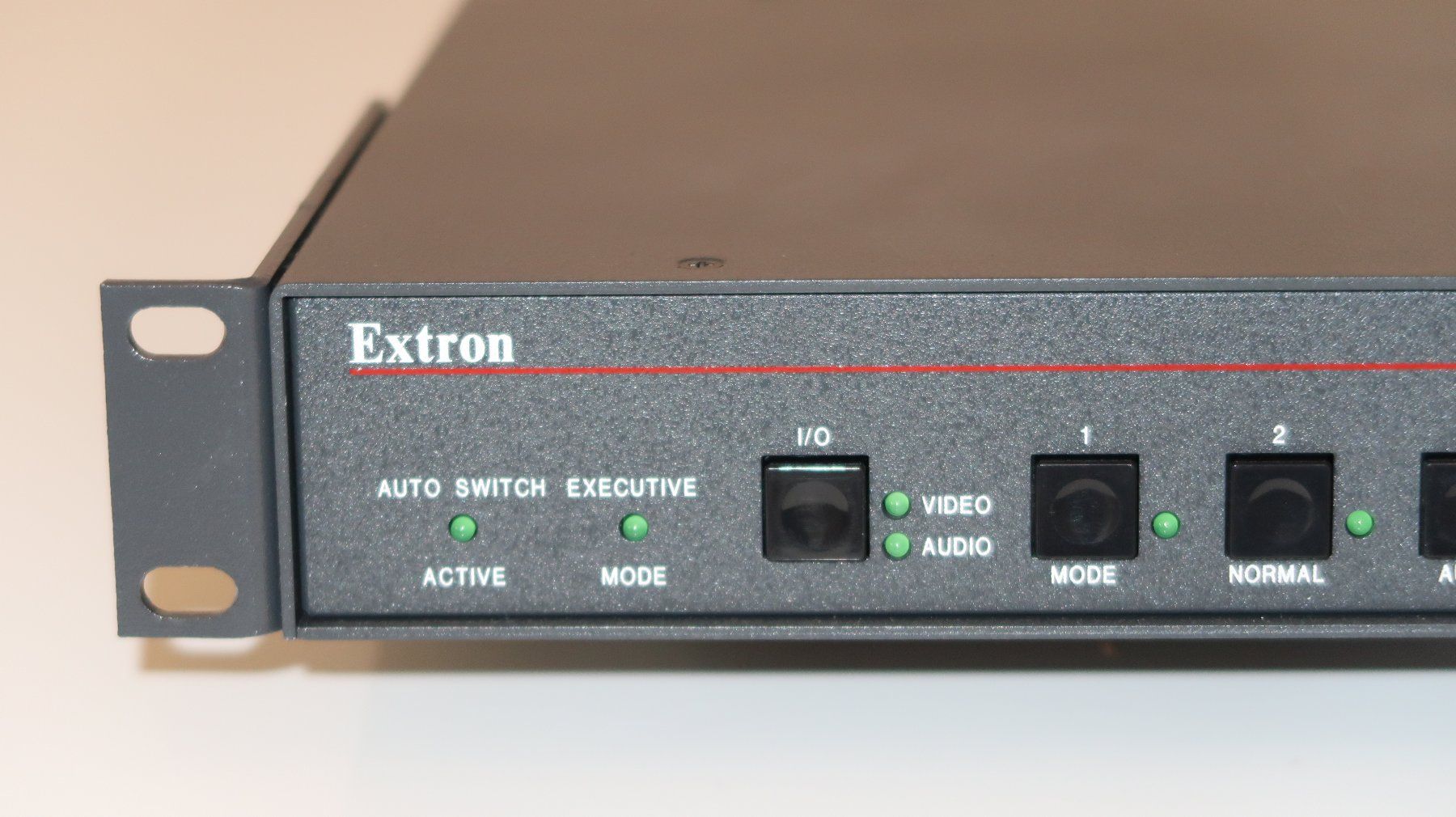 Interruttori: Extron Stereo Audio Umschalter mit 12 Inputs – Usato da Uster venduto da Mruedis