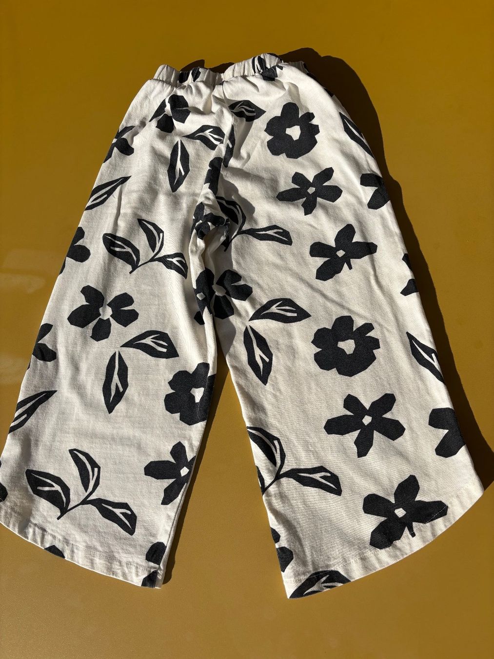 Zara Pantaloni: ZARA leichte Hose mit Blumen Gr. 122 – Usato da Zürich venduto da missmodernage 2