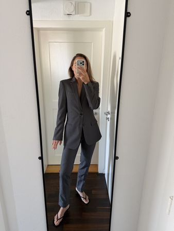 Dark grey woman tailor made suit 