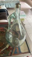 Bouteille ancienne en verre avec poignée et bouchon