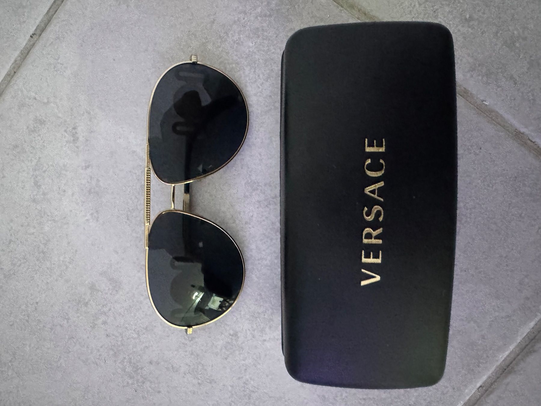 Versace Occhiali & Lenti: VersaceVE2249 Gold/Dark Grey Lenses Model code: 224910028765 – Nuovo (secondo la descrizione) da Biel/Bienne venduto da sou_t9dm 1