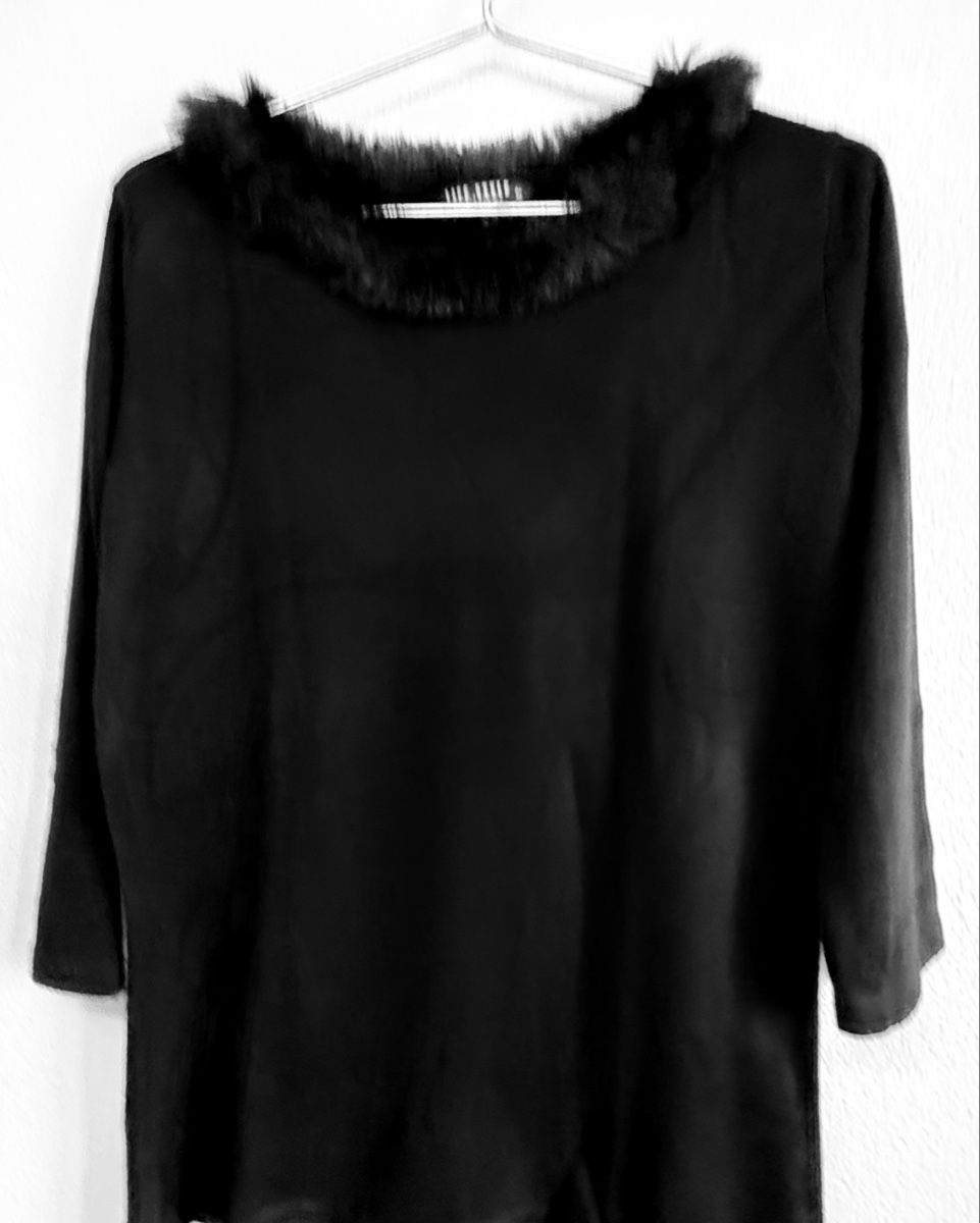 Pulls & Sweat-shirts: Schwarzer Pullover mit Pelzkragen, Grösse M, Top! – D'occasion à Lyss par Sibella56