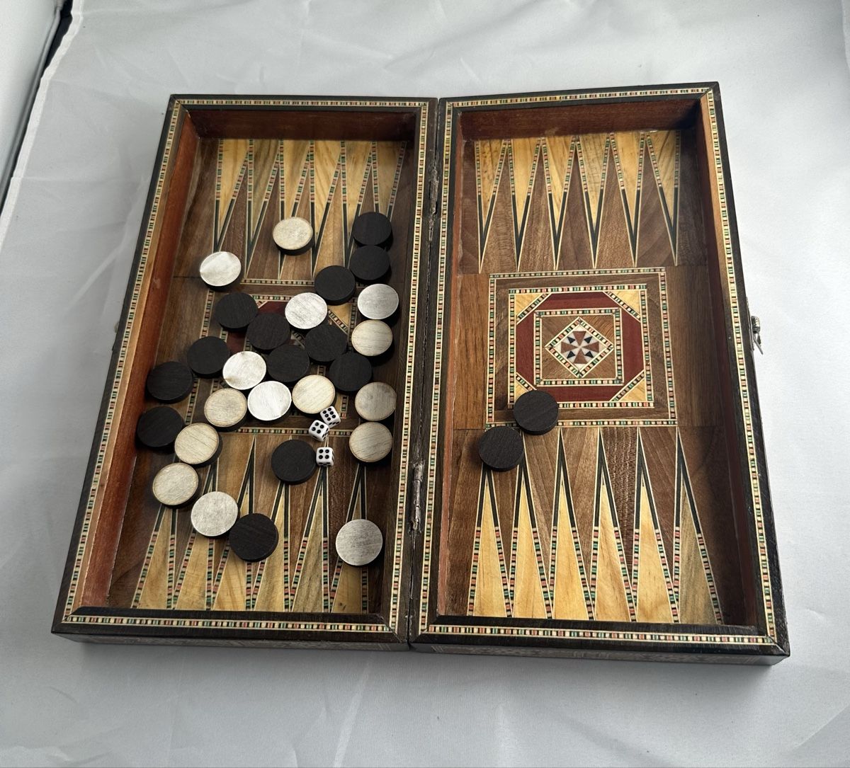 Giochi: Orientalisches Backgammon / Tavla Spiel aus Holz mit Perlmut – Usato da Wald ZH venduto da bestwatchussr