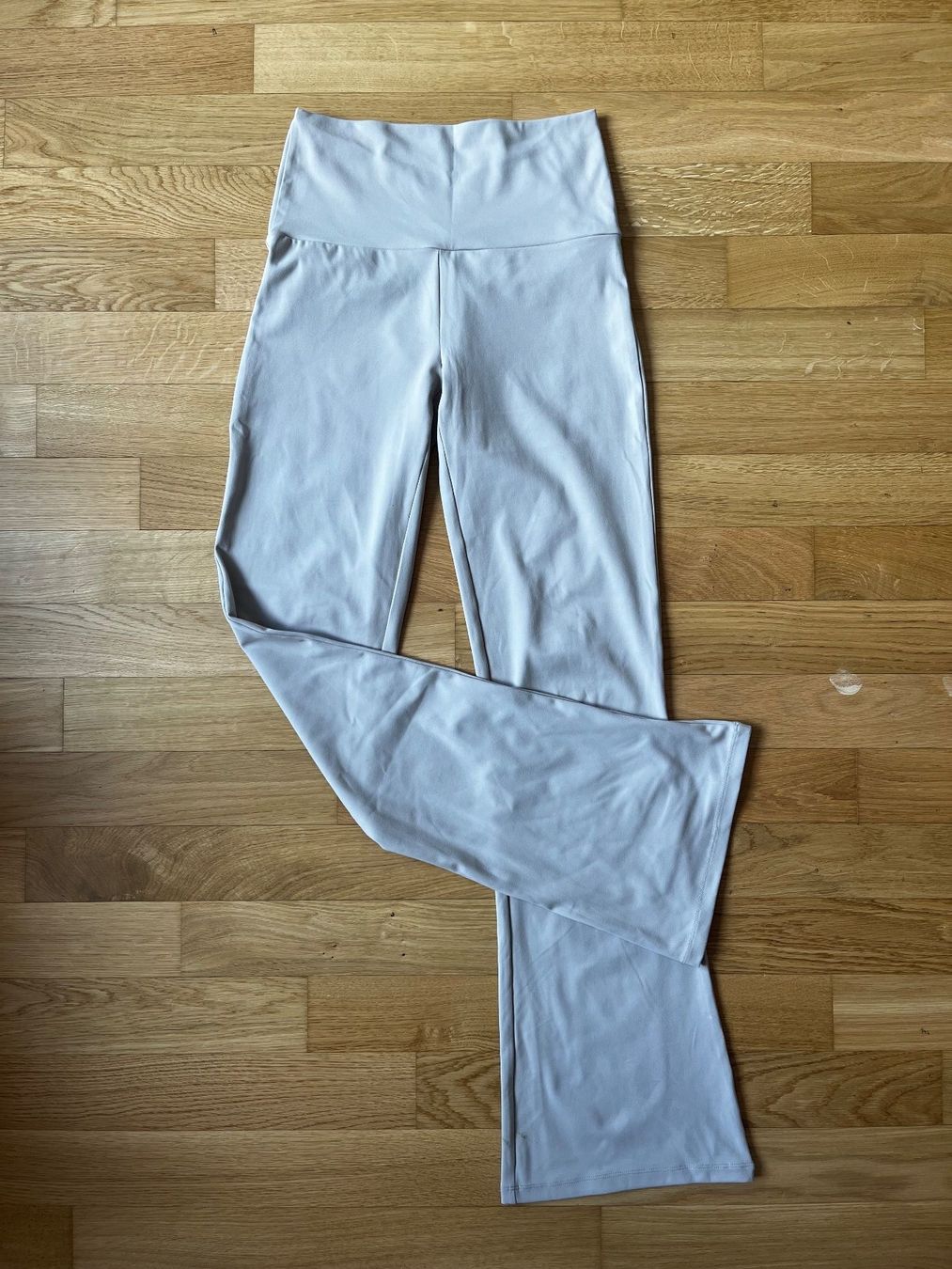 Oysho Leggings: Pantalon évasé Oysho – Nuovo (secondo la descrizione) da La Tour-de-Trême venduto da lol_85kj
