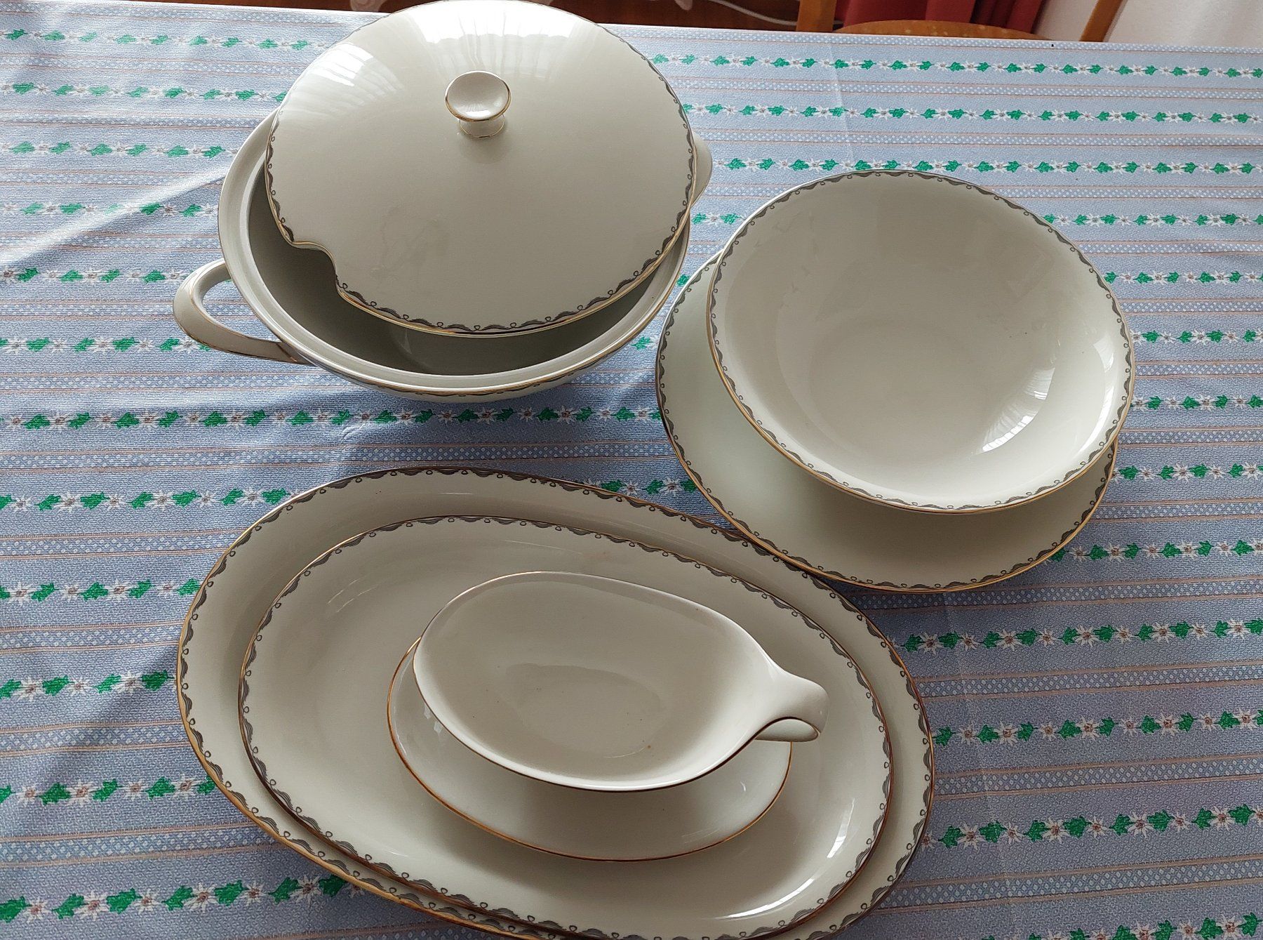 Set di piatti: Geschirr Set Bavaria 75 – Usato da Uitikon Waldegg venduto da Smeragol 2