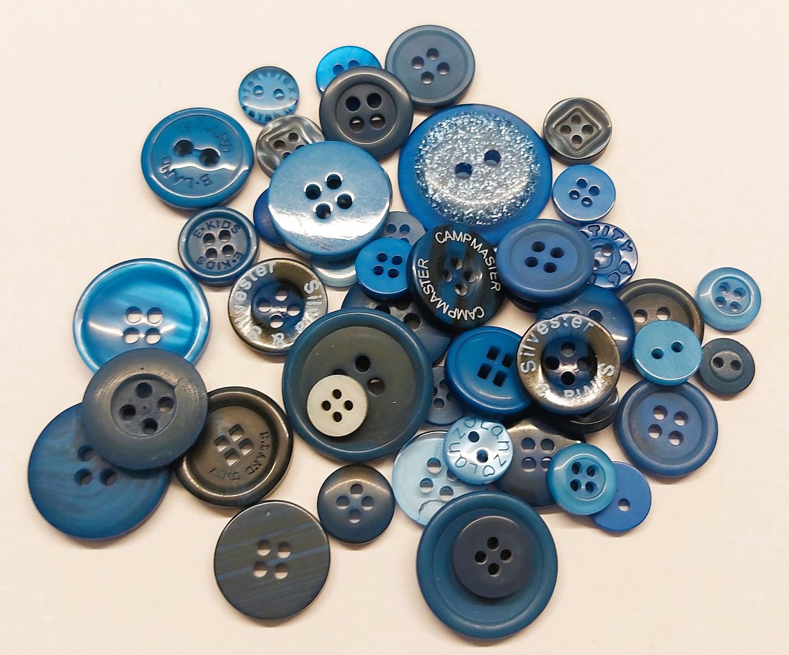 Bottoni: 52g Knopfsammlung  mix  buttons – Nuovo (secondo la descrizione) da Langenthal venduto da zelgaz