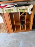 Holzrollladenschrank mit Schiebetür und Fächern gebraucht