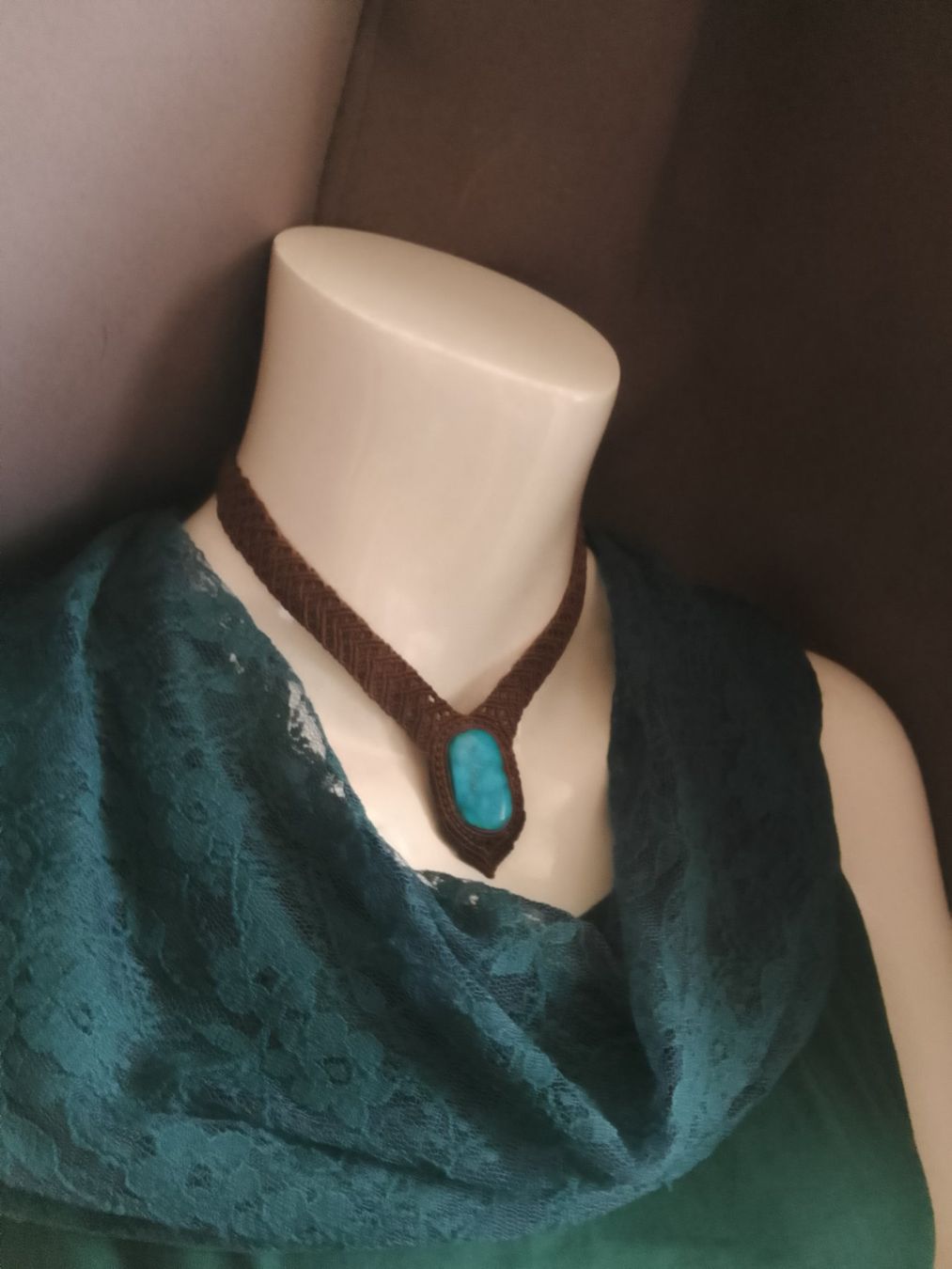 Catenine: handgemachte Makramee Kette, Collier mit eingefasstem Türkis – Nuovo (secondo la descrizione) da Pfäffikon ZH venduto da Emporos_42 2