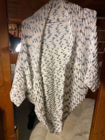 STRICKJACKE WEISS-HANDGEMACHT