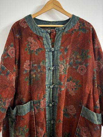 Un manteau fleuri taille libre