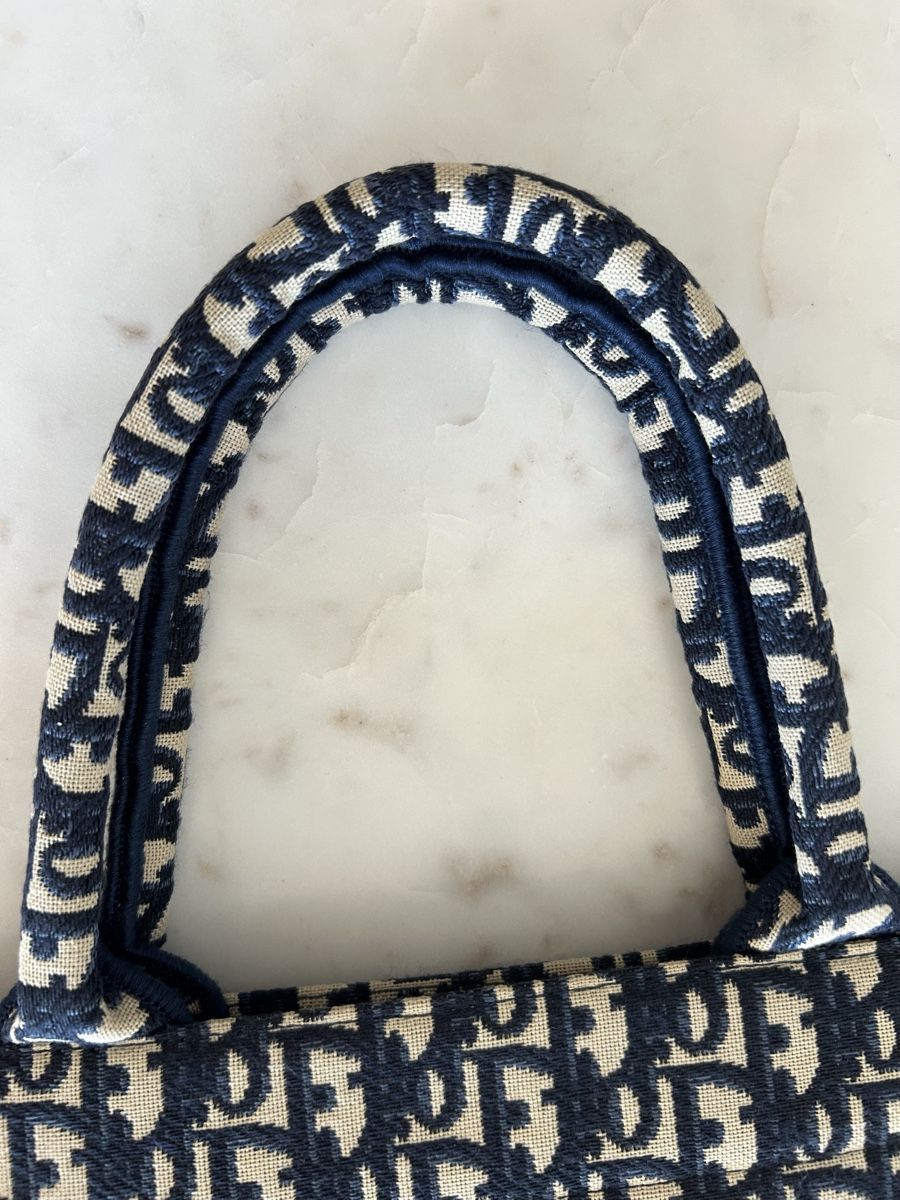 Sacs femmes: Dior Large Book Tote Bag – D'occasion à Kilchberg ZH par malibubeach 5