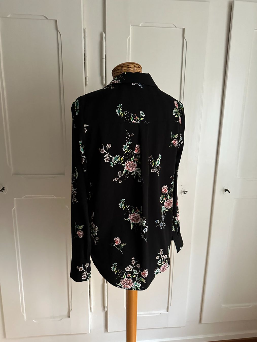 H&M Chemisiers: Bluse schwarz geblümt 34 – D'occasion à Zürich par Diazaio 2
