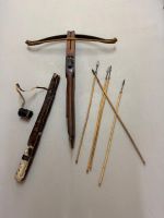 Antike Armbrust mit Bolzen und Köcher