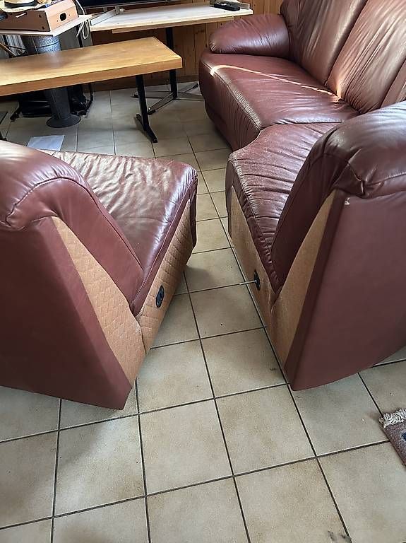 Sofas: Ecksofa mit Hocker Bordeaux-Rot – Gebraucht aus Moosseedorf von bru_8xjy 2