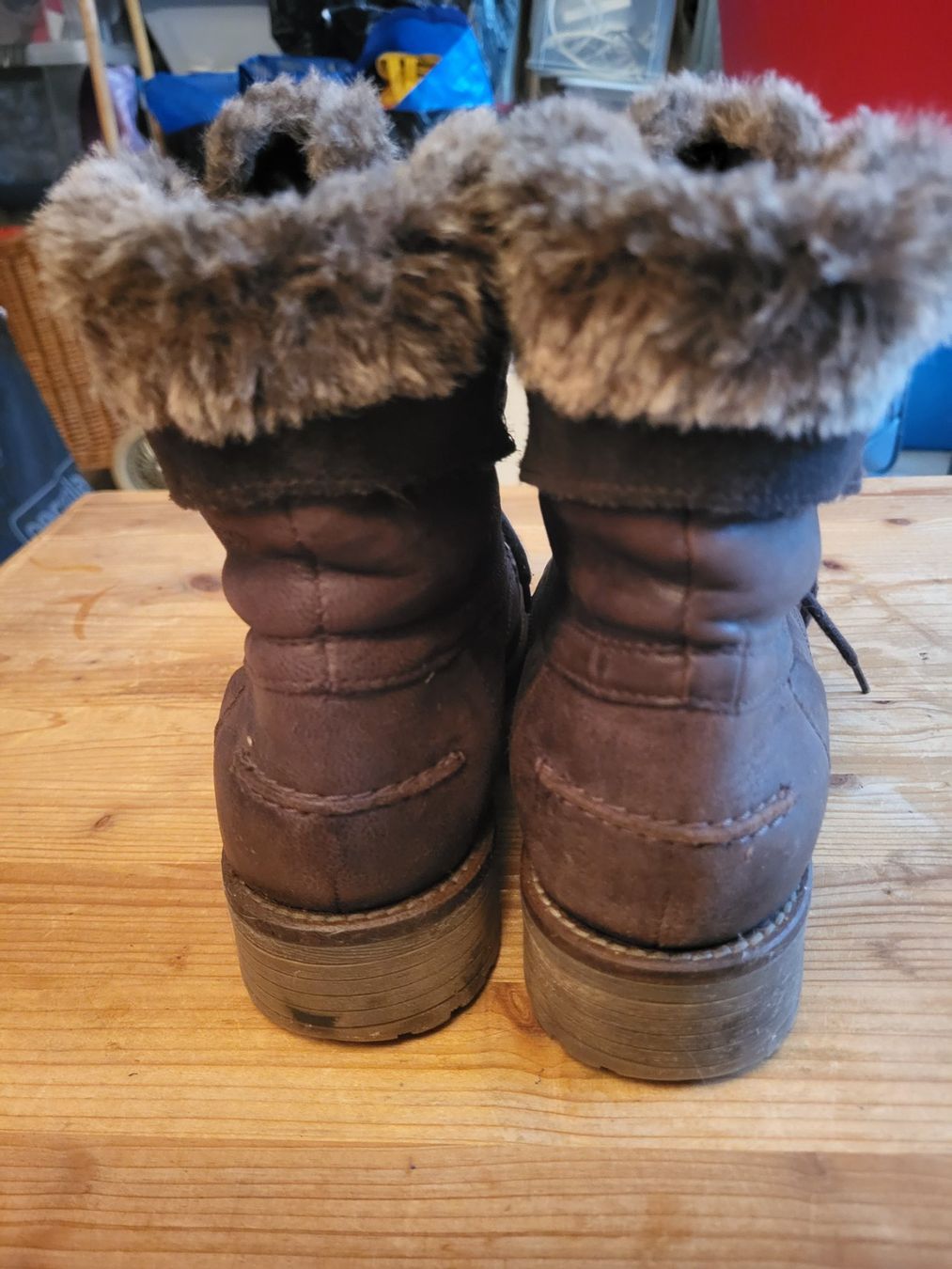 Scarpe da donna: Braune Boots mit Fell, Grösse 37 – Usato da Guggisberg venduto da Aegertenlehn 1
