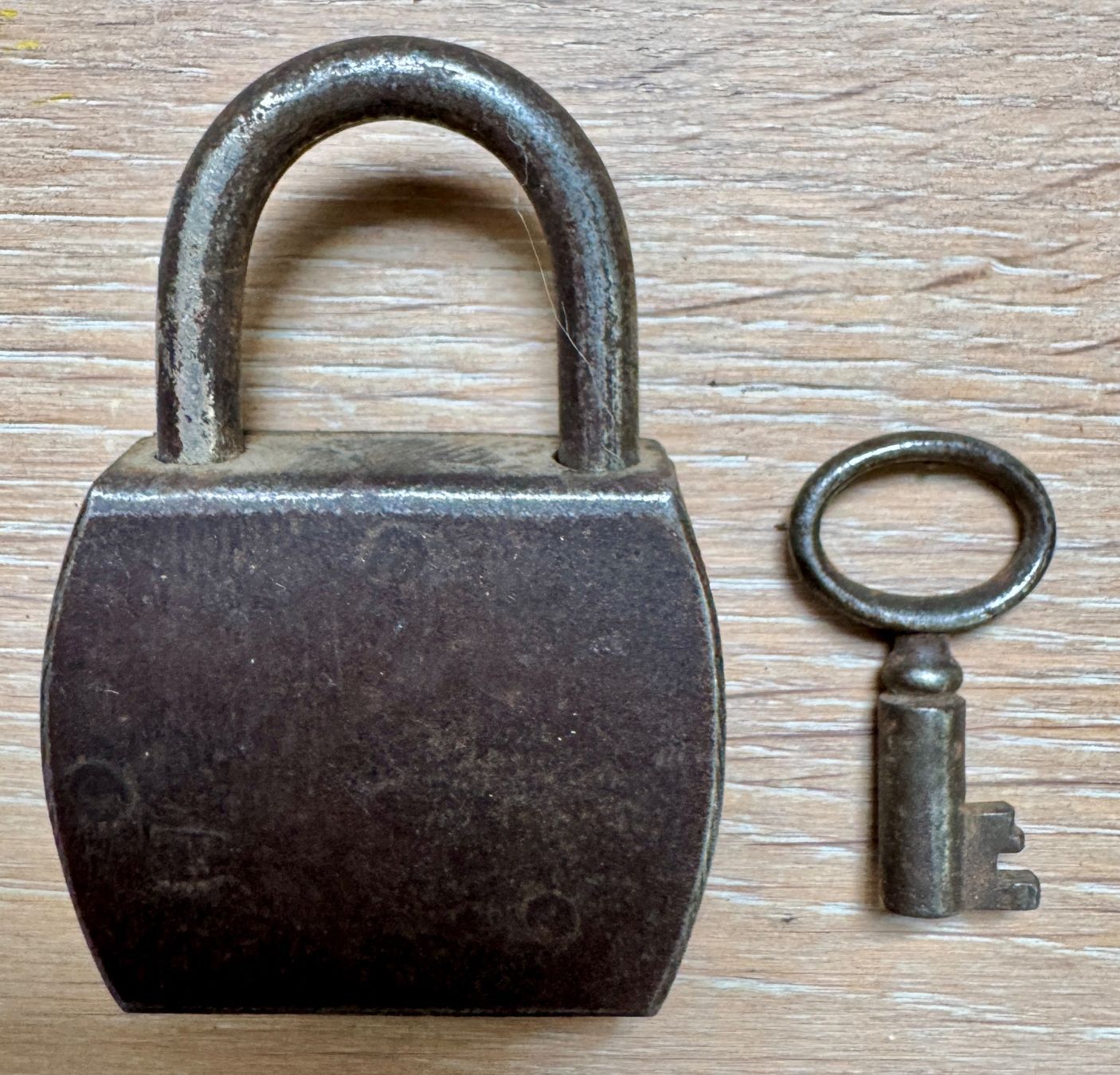 Schlösser: Altes Vorhängeschloss m. Schlüssel D.R.G.S. – Gebraucht aus Rothrist von Luckywinner 1