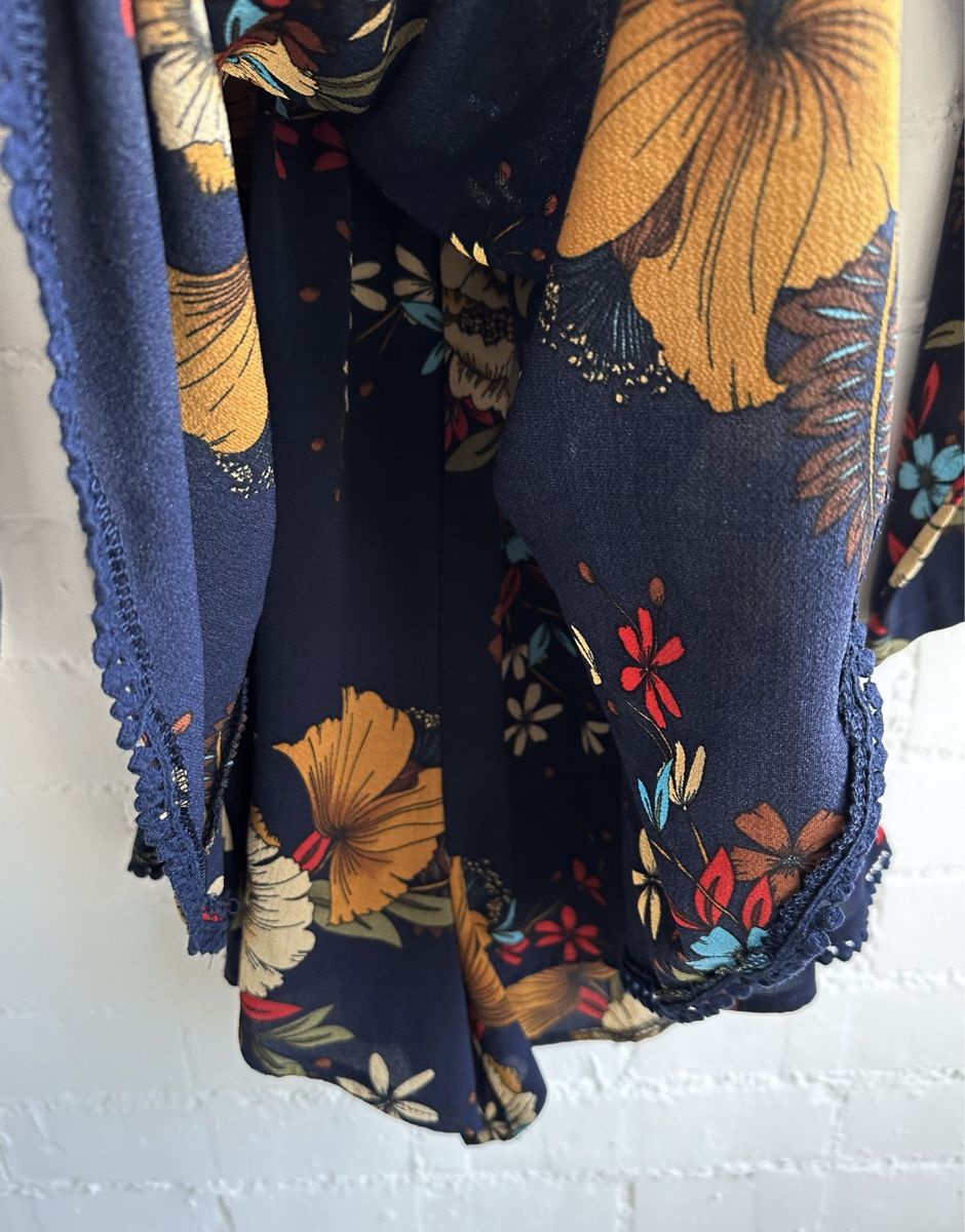 Tute: Dunkelblauer, kurzer Jumpsuit mit Blumenmuster von Yoins – Usato da Bern venduto da Fraeuleinhonig 6
