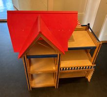 Grosszügiges Puppenhaus aus Holz mit Specials