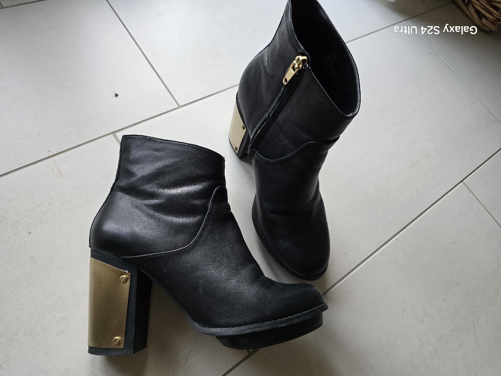 Chaussures femmes: Schwarze Leder Stiefeletten mit Goldabsatz – D'occasion à Kloten par Salentina64 6