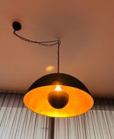Schwarze Pendelleuchte mit goldener Innenseite